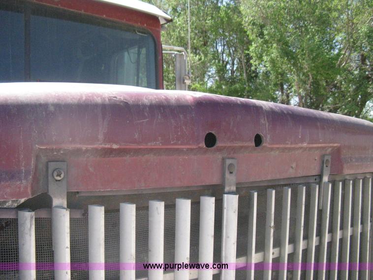 image for item G8284 1996 International F9370 semi truck