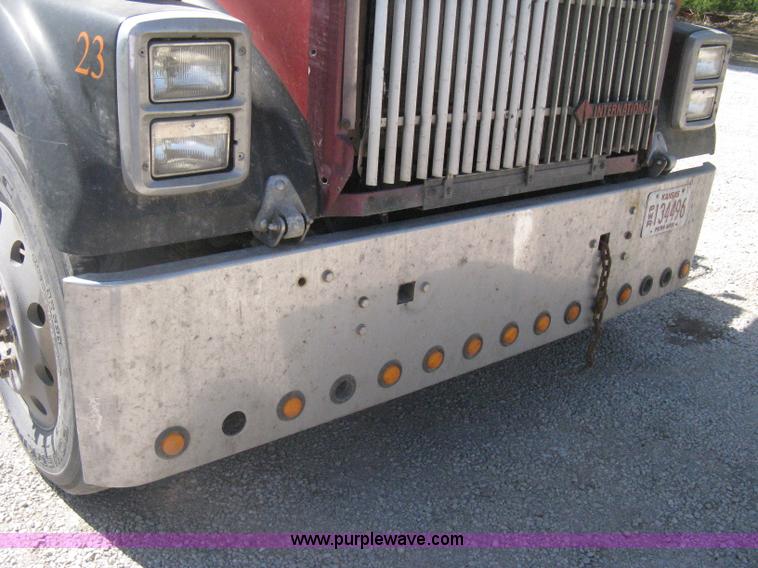 image for item G8284 1996 International F9370 semi truck