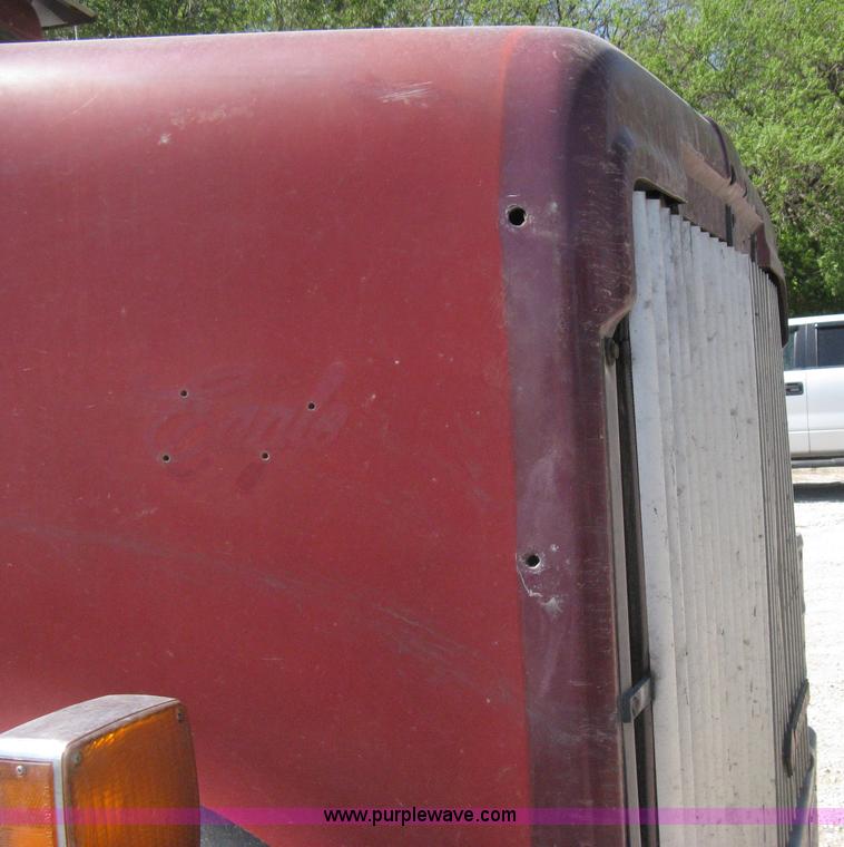image for item G8284 1996 International F9370 semi truck