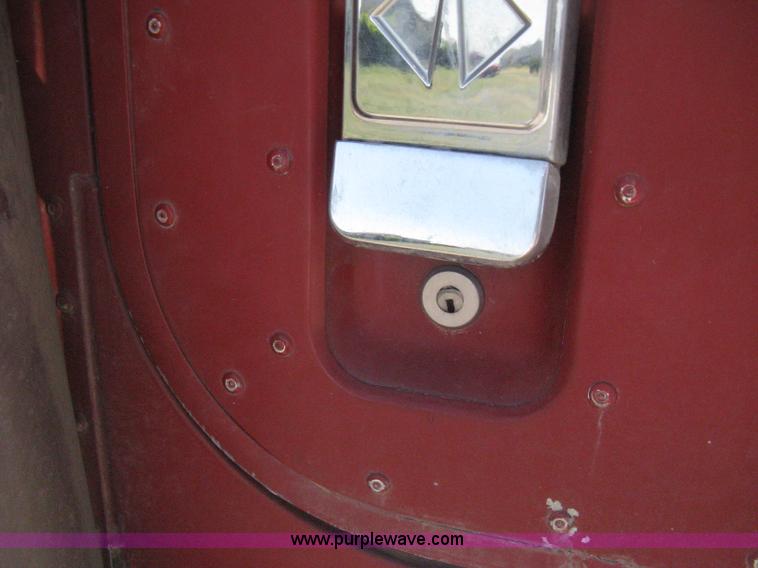 image for item G8284 1996 International F9370 semi truck