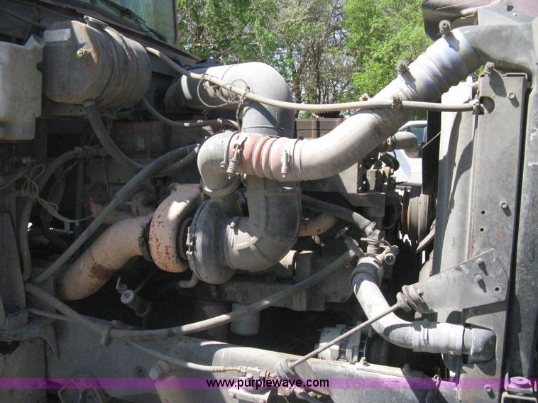 image for item G8284 1996 International F9370 semi truck