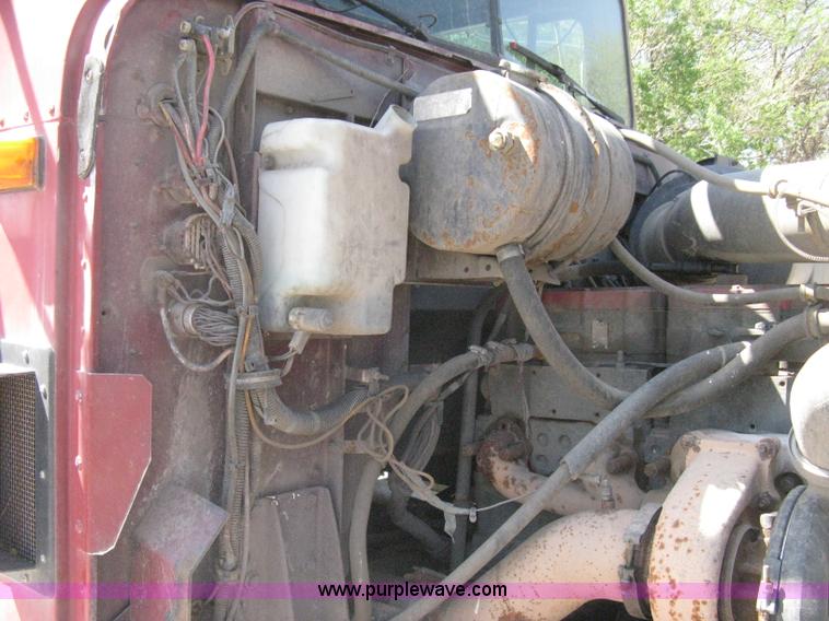image for item G8284 1996 International F9370 semi truck