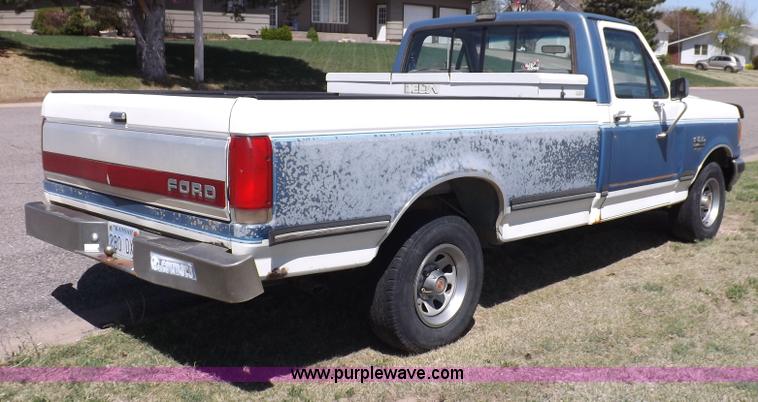 image for item H1942 1990 Ford F150 XLT Lariat pickup truck