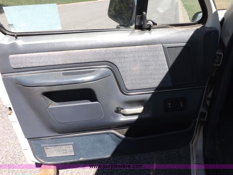 image for item H1942 1990 Ford F150 XLT Lariat pickup truck