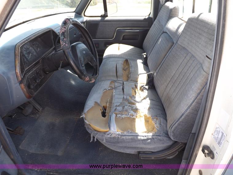 image for item H1942 1990 Ford F150 XLT Lariat pickup truck