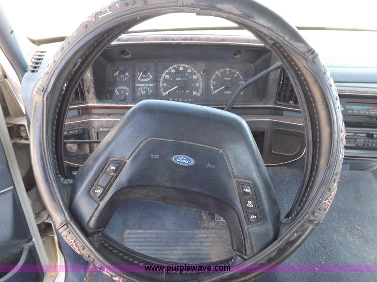 image for item H1942 1990 Ford F150 XLT Lariat pickup truck