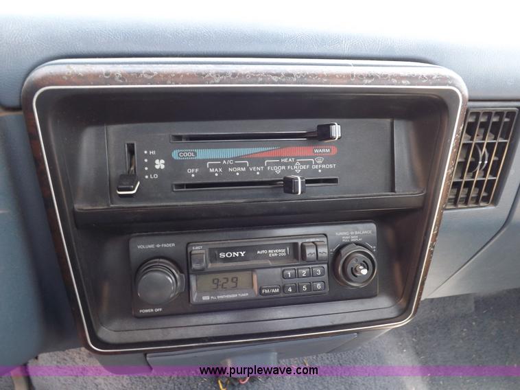 image for item H1942 1990 Ford F150 XLT Lariat pickup truck