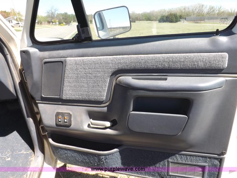 image for item H1942 1990 Ford F150 XLT Lariat pickup truck