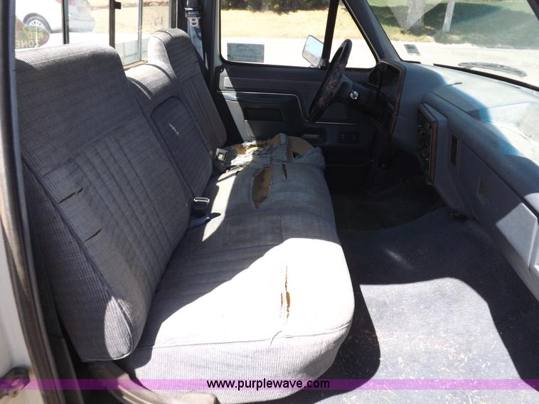 image for item H1942 1990 Ford F150 XLT Lariat pickup truck