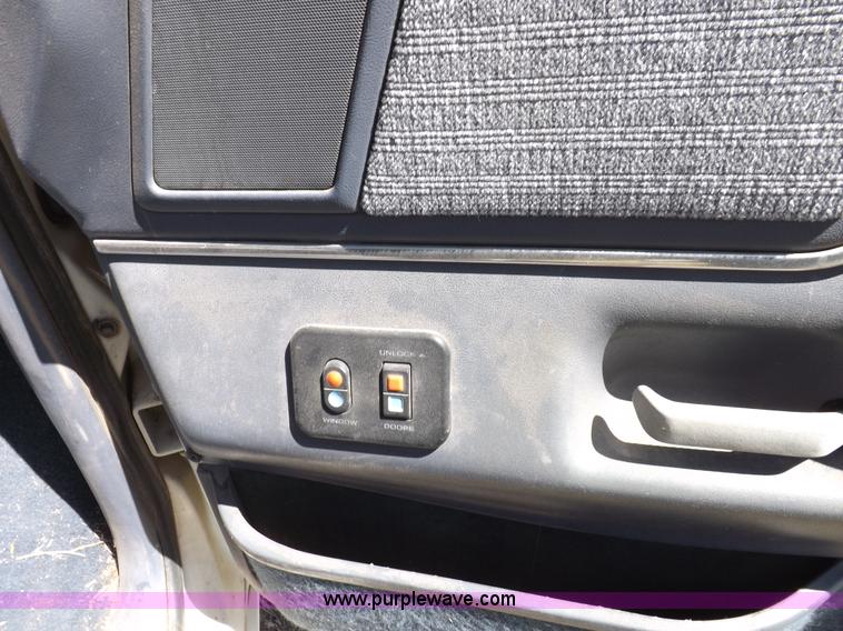 image for item H1942 1990 Ford F150 XLT Lariat pickup truck