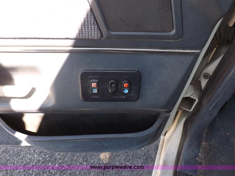 image for item H1942 1990 Ford F150 XLT Lariat pickup truck