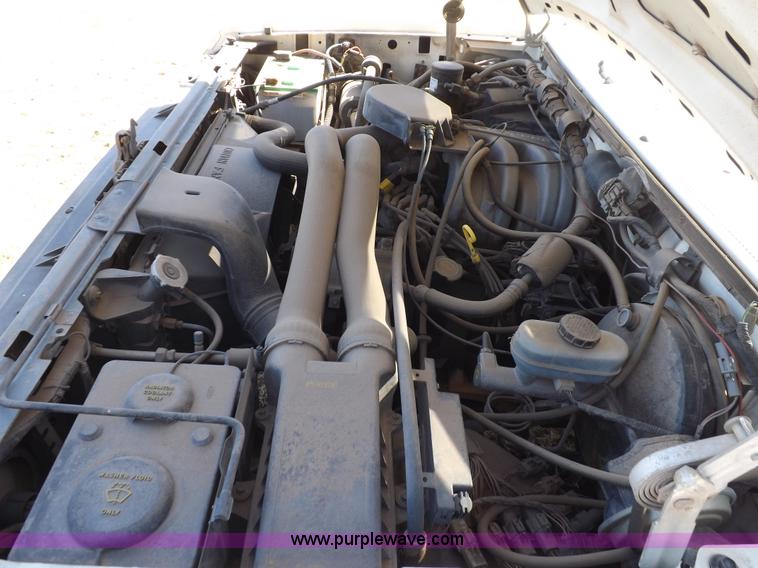 image for item H1942 1990 Ford F150 XLT Lariat pickup truck