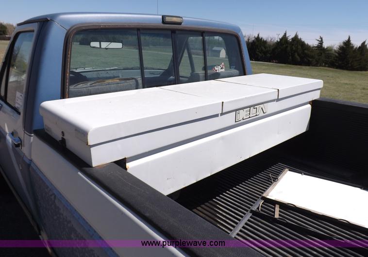 image for item H1942 1990 Ford F150 XLT Lariat pickup truck