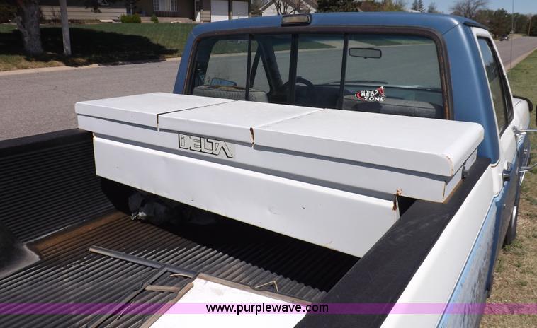 image for item H1942 1990 Ford F150 XLT Lariat pickup truck