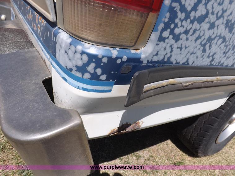 image for item H1942 1990 Ford F150 XLT Lariat pickup truck