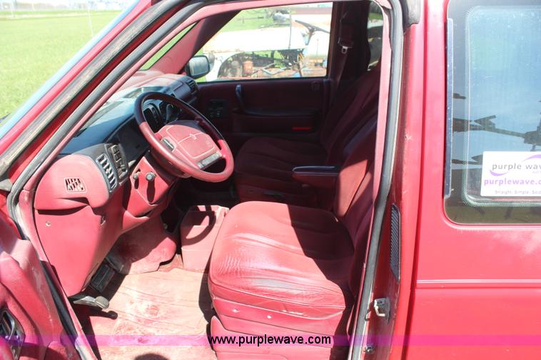 image for item H2651 1994 Dodge Caravan SE van