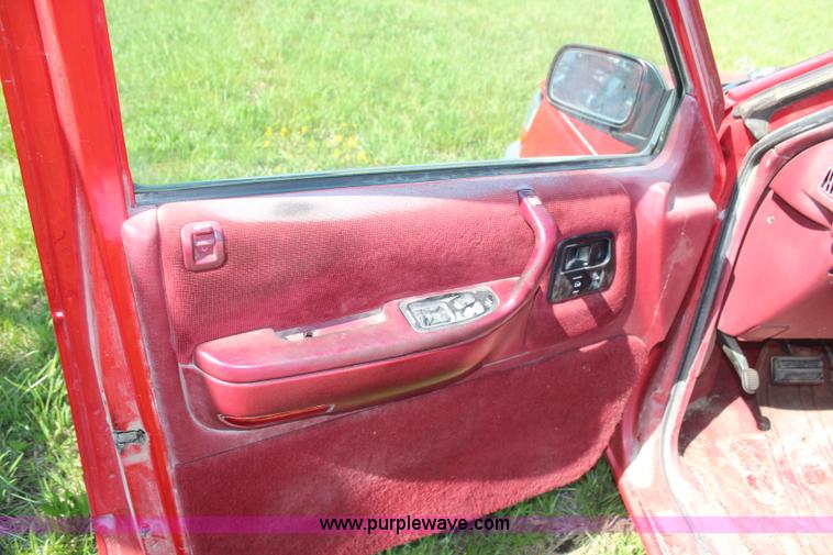 image for item H2651 1994 Dodge Caravan SE van