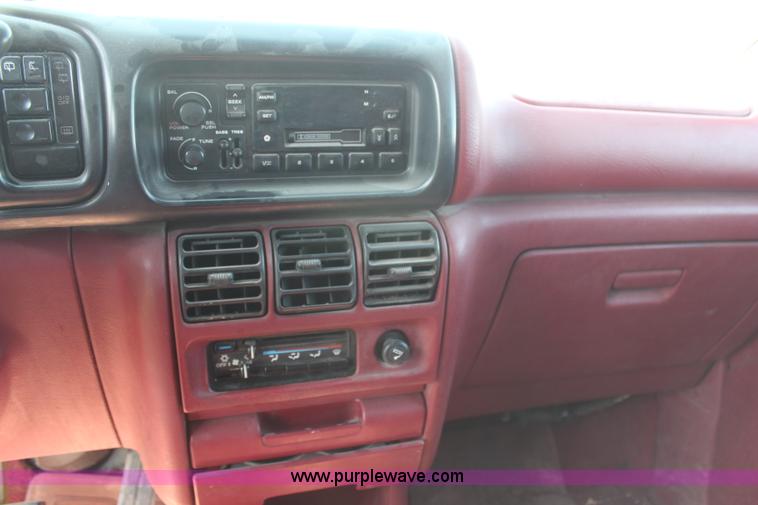 image for item H2651 1994 Dodge Caravan SE van