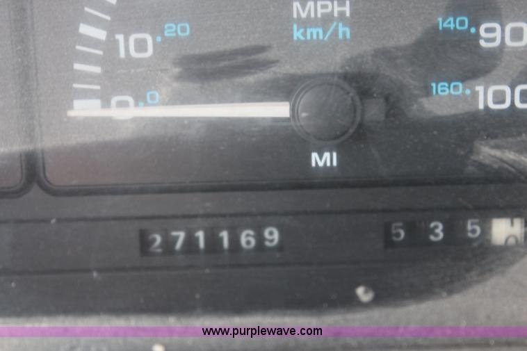 image for item H2651 1994 Dodge Caravan SE van