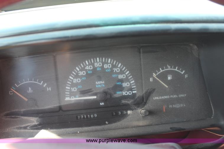image for item H2651 1994 Dodge Caravan SE van