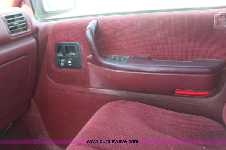 image for item H2651 1994 Dodge Caravan SE van