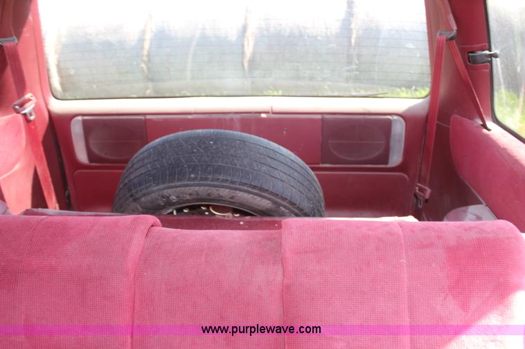 image for item H2651 1994 Dodge Caravan SE van