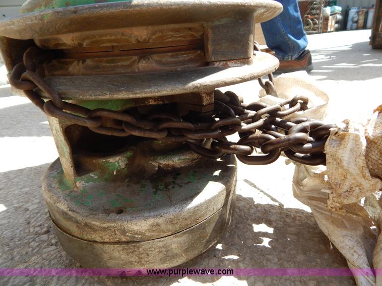 image for item H3406 Cyclone M two ton chain hoist