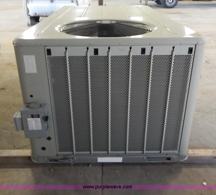 image for item H3417 Trane six ton roof top AC and heating unit