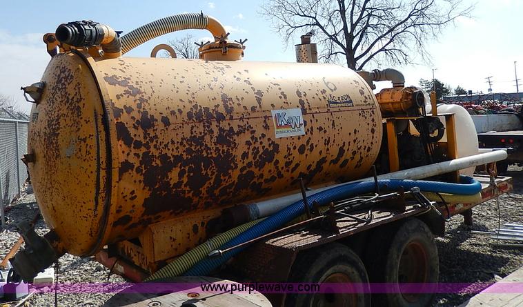 image for item I9283 2000 Commodore Corp trailer with Vactron PMD800SDT vac unit