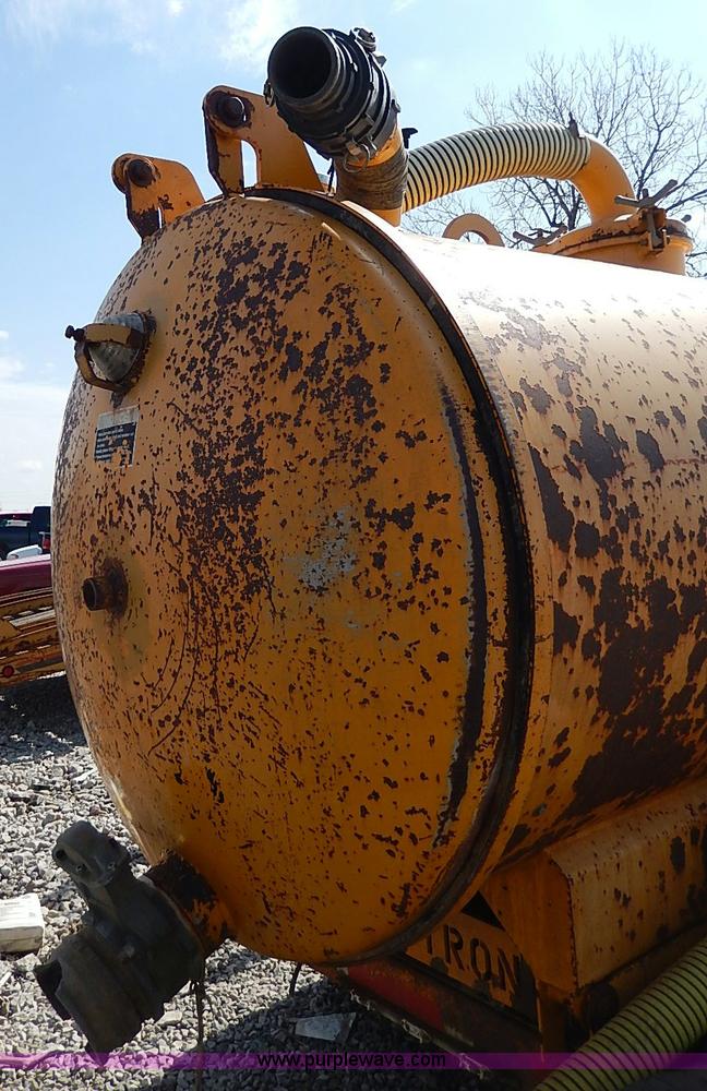 image for item I9283 2000 Commodore Corp trailer with Vactron PMD800SDT vac unit