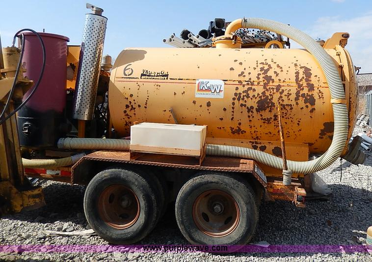 image for item I9283 2000 Commodore Corp trailer with Vactron PMD800SDT vac unit