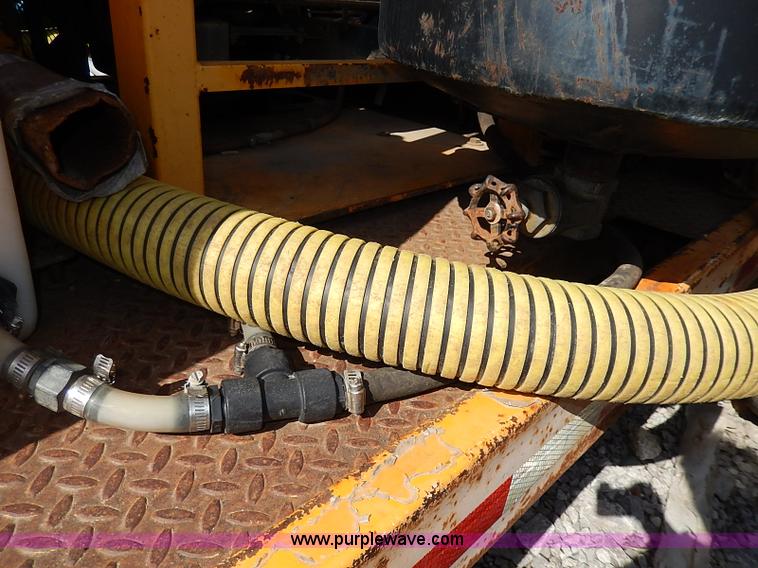 image for item I9283 2000 Commodore Corp trailer with Vactron PMD800SDT vac unit