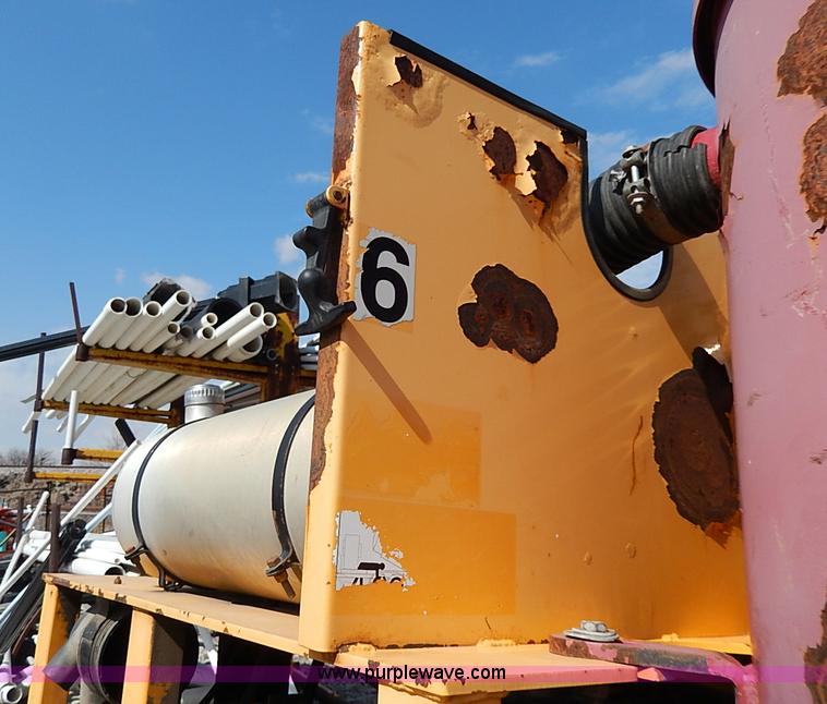 image for item I9283 2000 Commodore Corp trailer with Vactron PMD800SDT vac unit