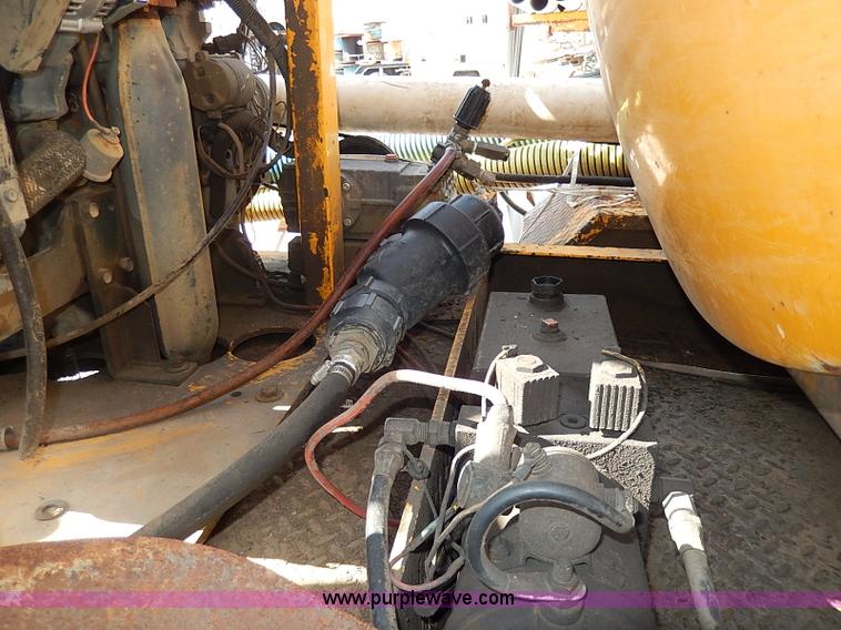 image for item I9283 2000 Commodore Corp trailer with Vactron PMD800SDT vac unit