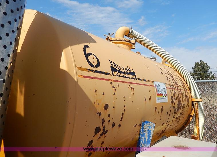 image for item I9283 2000 Commodore Corp trailer with Vactron PMD800SDT vac unit