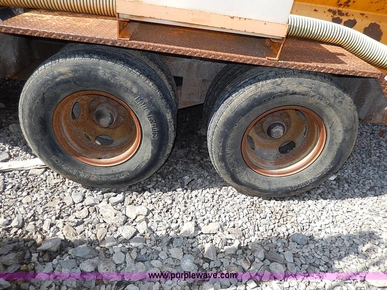 image for item I9283 2000 Commodore Corp trailer with Vactron PMD800SDT vac unit