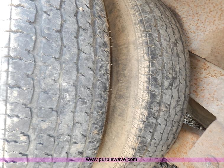 image for item I9283 2000 Commodore Corp trailer with Vactron PMD800SDT vac unit