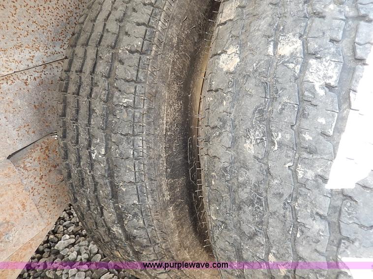 image for item I9283 2000 Commodore Corp trailer with Vactron PMD800SDT vac unit