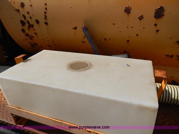 image for item I9283 2000 Commodore Corp trailer with Vactron PMD800SDT vac unit