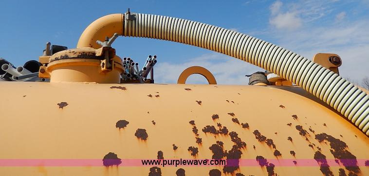 image for item I9283 2000 Commodore Corp trailer with Vactron PMD800SDT vac unit