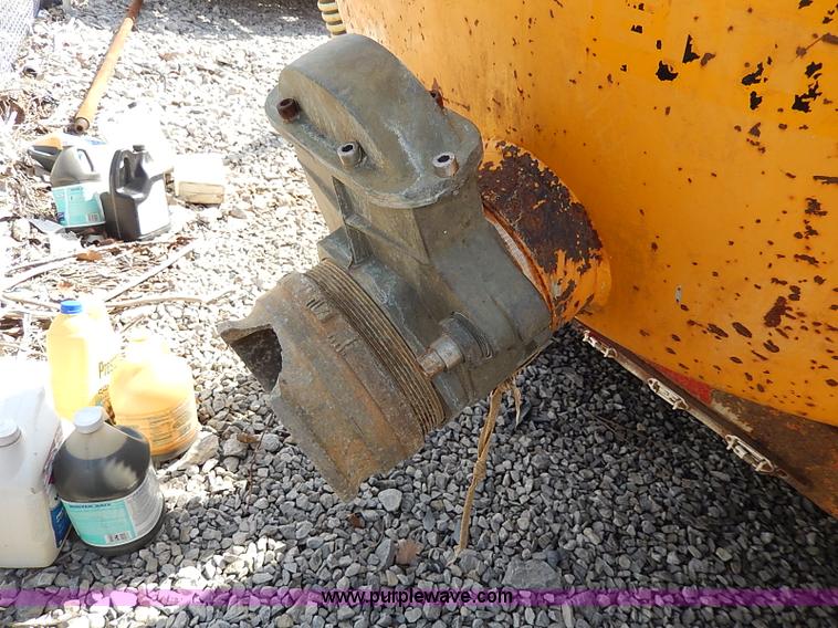 image for item I9283 2000 Commodore Corp trailer with Vactron PMD800SDT vac unit