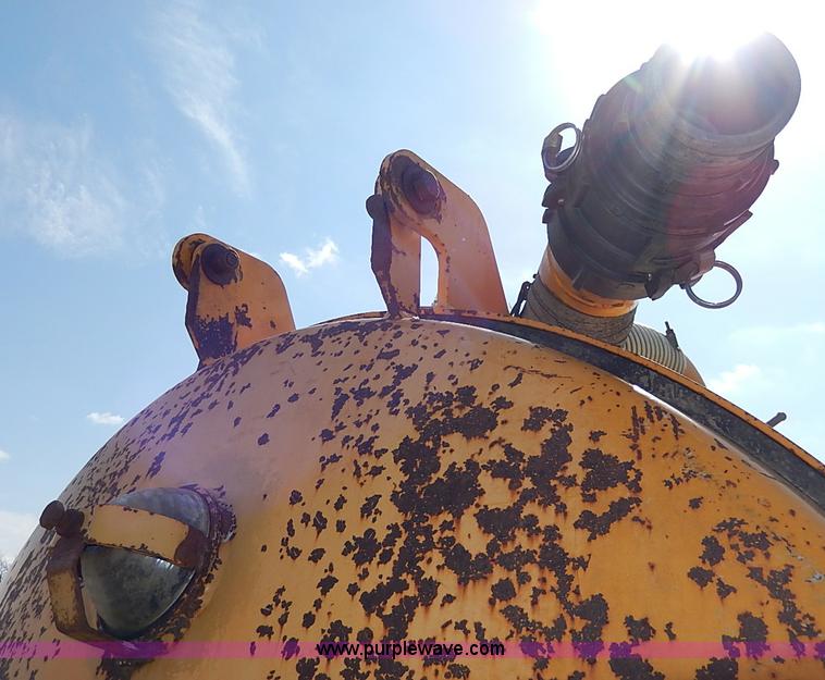 image for item I9283 2000 Commodore Corp trailer with Vactron PMD800SDT vac unit