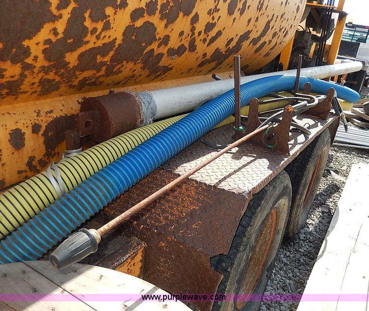 image for item I9283 2000 Commodore Corp trailer with Vactron PMD800SDT vac unit