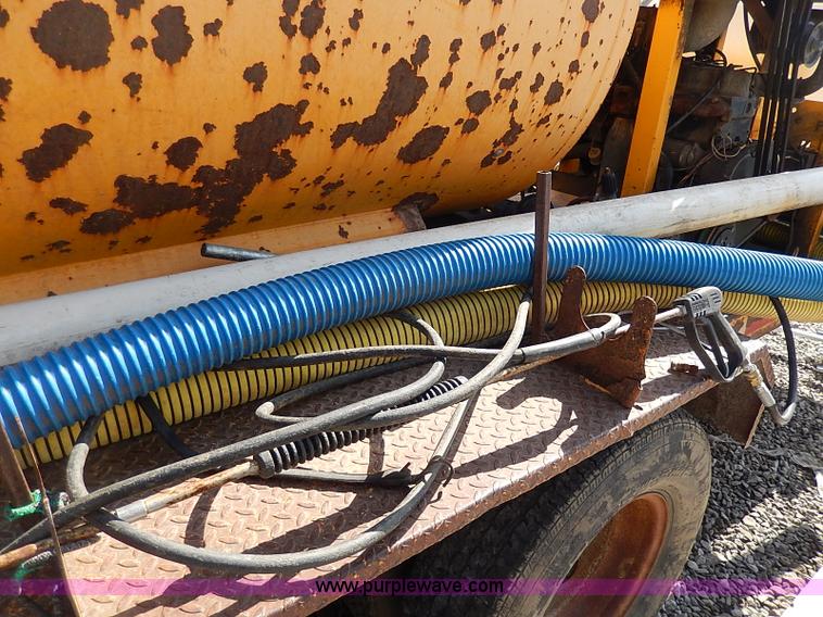 image for item I9283 2000 Commodore Corp trailer with Vactron PMD800SDT vac unit