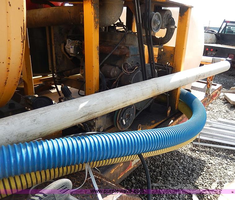 image for item I9283 2000 Commodore Corp trailer with Vactron PMD800SDT vac unit