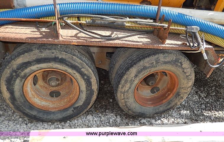 image for item I9283 2000 Commodore Corp trailer with Vactron PMD800SDT vac unit