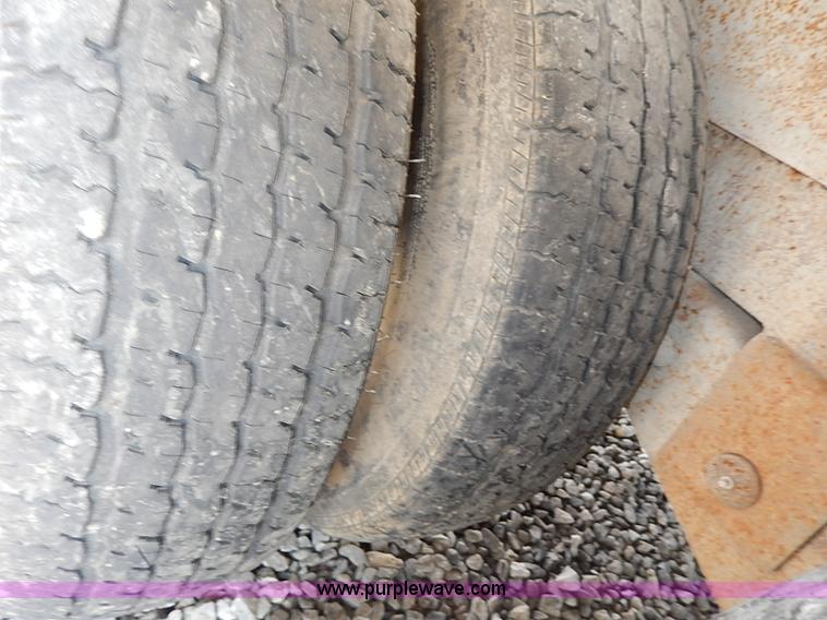 image for item I9283 2000 Commodore Corp trailer with Vactron PMD800SDT vac unit