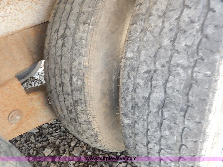 image for item I9283 2000 Commodore Corp trailer with Vactron PMD800SDT vac unit