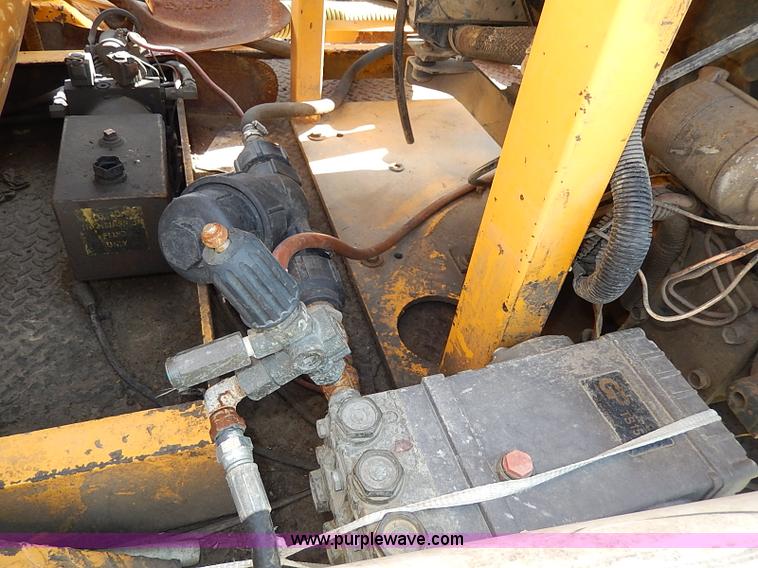 image for item I9283 2000 Commodore Corp trailer with Vactron PMD800SDT vac unit