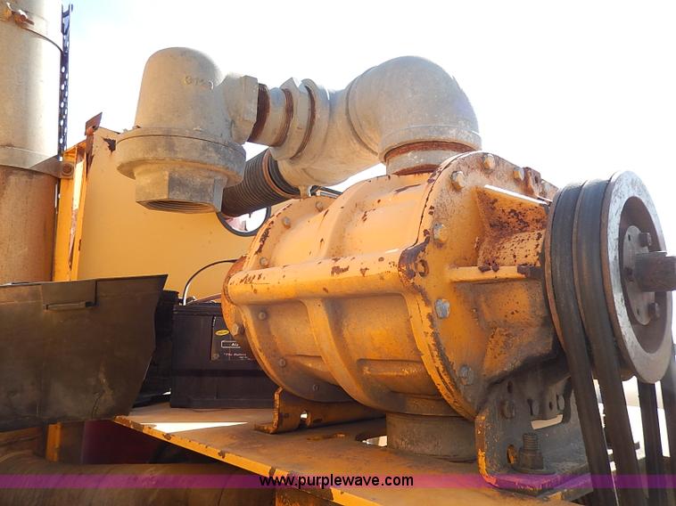 image for item I9283 2000 Commodore Corp trailer with Vactron PMD800SDT vac unit